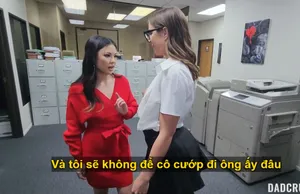 Bố dượng trúng độc đắc chịch cùng lúc búp bê và em trợ lý riêng
